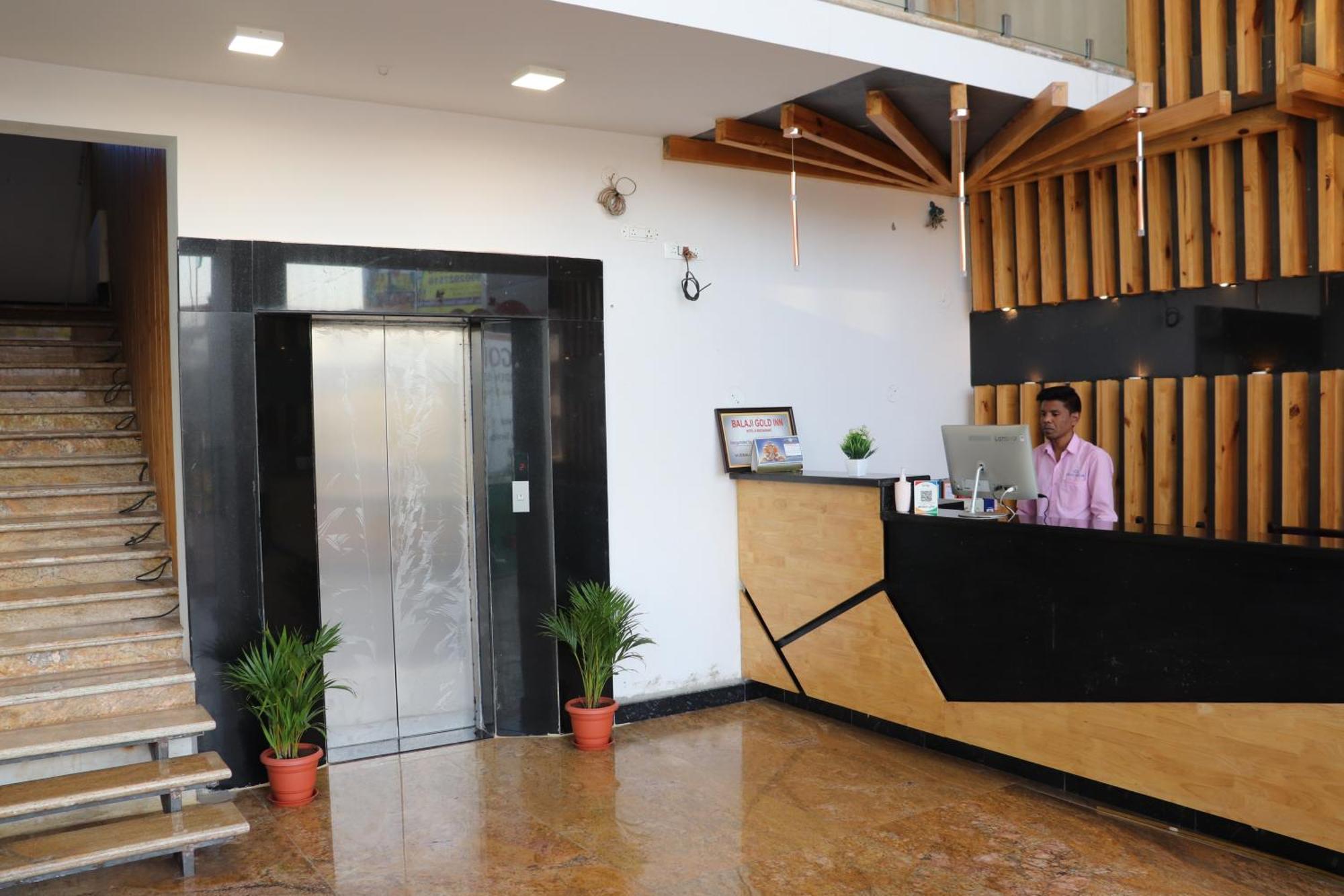 Balaji Gold Inn Hotel ฮูบลิ ภายนอก รูปภาพ